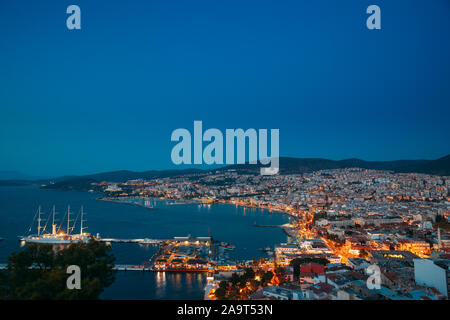 Kusadasi, Aydin, Province de la Turquie. Bord de l'eau et dans la ville de Kusadasi Soirée d'été. Nuit Vue panoramique de Kusadasi Skyline At Côte égéenne, la Turquie. Banque D'Images