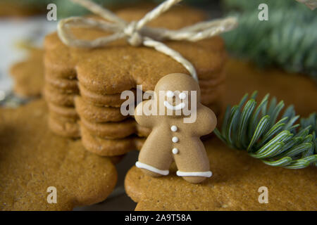La photographie de l'alimentation d'une table en marbre décoré de rouge et or chic chic les cookies de Noël et épices Banque D'Images