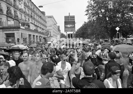 Rainparade : Masses de gens à la Streetparade pluvieux à Zürich Banque D'Images