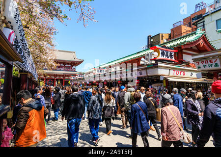 Tokyo, Asakusa shrine et temple Sensoji. La rue Commerçante Nakamise souvenir avec les gens en passant devant des boutiques de souvenirs et de nourriture vers la grande porte du temple. Banque D'Images