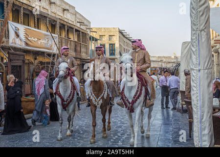 Doha-Qatar, janvier 24,2013: Souk Waqif à Doha Qatar rue principale vue de jour avec les gardes traditionnels à cheval et les personnes marchant Banque D'Images