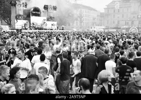 Streetparade Zürich : Les masses de peuples autochtones sont un grand défi pour la sécurité des peuples. Banque D'Images