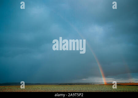 En arc-en-campagne Champ Rural Paysage de prairie. Paysage agricole. Météo Concept. Banque D'Images