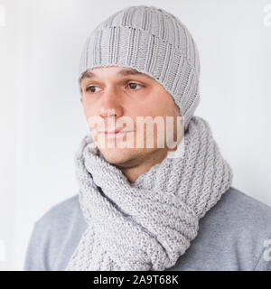 Cool man in winter fashion. Le port de foulard et chapeau tricoté Banque D'Images