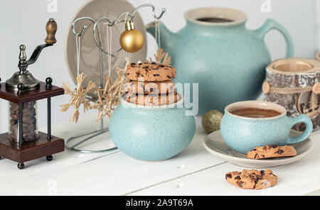 Café avec biscuits au chocolat dans une tasse en céramique bleu sur l'arrière-plan d'accessoires de Noël Banque D'Images