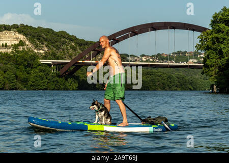 Austin, Texas, États-Unis. 28 Juin, 2019. Stand Up Paddleboarding sur le lac Austin. Un homme prend un stand up paddleboard sur le lac Austin et voyages de Pennybac Banque D'Images