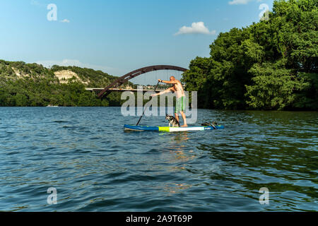 Austin, Texas, États-Unis. 28 Juin, 2019. Stand Up Paddleboarding sur le lac Austin. Un homme prend un stand up paddleboard sur le lac Austin et voyages de Pennybac Banque D'Images