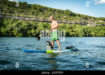 Austin, Texas, États-Unis. 28 Juin, 2019. Stand Up Paddleboarding sur le lac Austin. Un homme prend un stand up paddleboard sur le lac Austin et voyages de Pennybac Banque D'Images