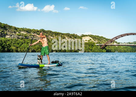 Austin, Texas, États-Unis. 28 Juin, 2019. Stand Up Paddleboarding sur le lac Austin. Un homme prend un stand up paddleboard sur le lac Austin et voyages de Pennybac Banque D'Images