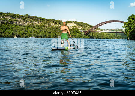 Austin, Texas, États-Unis. 28 Juin, 2019. Stand Up Paddleboarding sur le lac Austin. Un homme prend un stand up paddleboard sur le lac Austin et voyages de Pennybac Banque D'Images