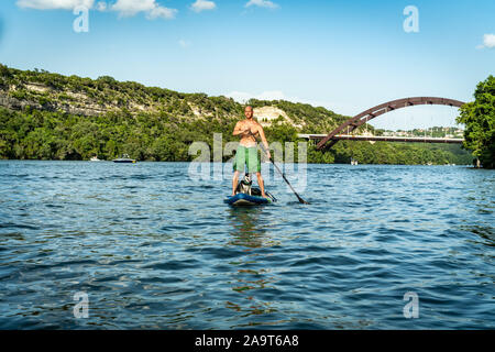 Austin, Texas, États-Unis. 28 Juin, 2019. Stand Up Paddleboarding sur le lac Austin. Un homme prend un stand up paddleboard sur le lac Austin et voyages de Pennybac Banque D'Images