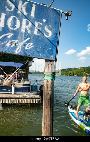 Austin, Texas, États-Unis. 28 Juin, 2019. Stand Up Paddleboarding sur le lac Austin. Un homme prend un stand up paddleboard sur le lac Austin et voyages de Pennybac Banque D'Images