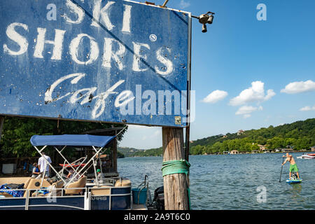 Austin, Texas, États-Unis. 28 Juin, 2019. Stand Up Paddleboarding sur le lac Austin. Un homme prend un stand up paddleboard sur le lac Austin et voyages de Pennybac Banque D'Images