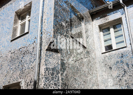 La ville polonaise de Lodz, rue intéressante avec miroir les bâtiments. Banque D'Images