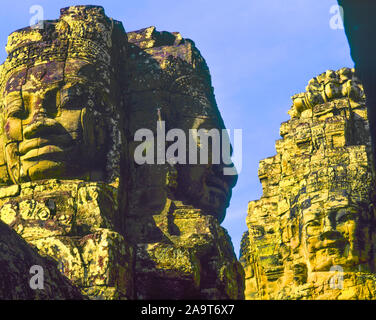 Sculptures énormes au temple Bayon, Angkor Watt Parc Archéologique, Cambodge, Ville d'Angkor Thom, construit 1100-1200 Culture AD Khmers ruines, SE Asia jungle Banque D'Images