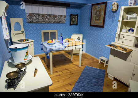 Cuisine bourgeoise traditionnelle. Vintage intérieur avec table et une commode. Banque D'Images