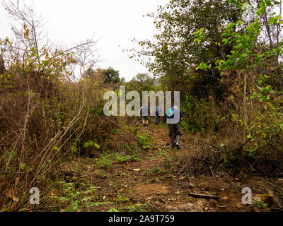 Marche à travers le village abandonné Thak, rendu célèbre par Jim Corbett dans le livre maneaters, du Kumaon Hills Kumaon, Uttarakhand, Inde Banque D'Images