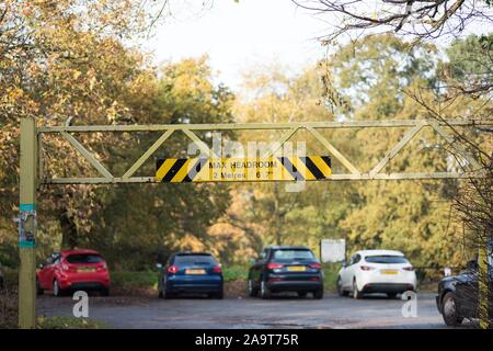 Limitation de hauteur de la tête avec signalisation et barres de fer sur toute la hauteur deux poteaux pour réduire l'utilisation abusive de l'espace de stationnement Banque D'Images