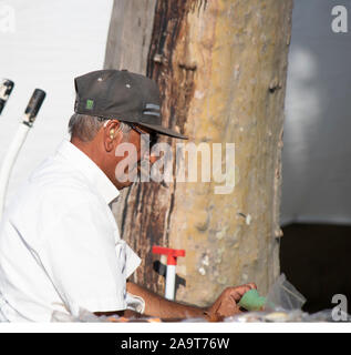 ISTANBUL, TURQUIE - SEPTEMBRE-14.2019 : Vieil homme cigare potable sur la côte de Kadikoy. Banque D'Images