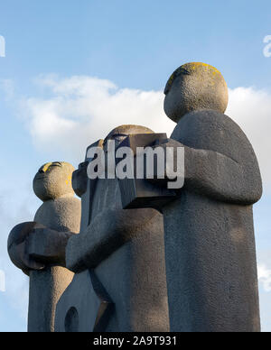 Les trois musiciens sculptures en pierre à Kenmare, comté de Kerry, Irlande Banque D'Images
