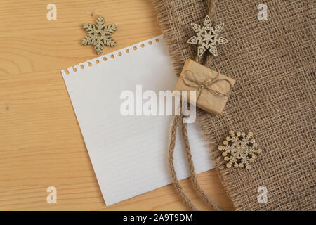 Feuille de papier blanc et de décorations de Noël dans le style rétro sur la table Banque D'Images