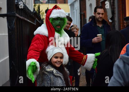 Grinch de Noël que Santa pose pour Photo dans Street Banque D'Images