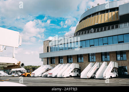 Minsk, Belarus - 13 septembre 2019 : escalier d'escalier d'embarquement des passagers ou les voitures se situe à l'Aéroport National de Minsk Minsk - Terminal-2 Banque D'Images