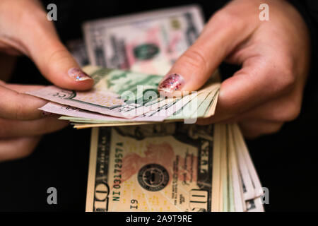 Mains d'argent, fille de comptage comptage dollars close up Banque D'Images