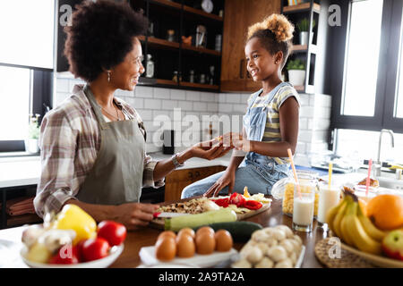 Professionnels de la mère et des enfants dans la cuisine. L'alimentation saine, de la famille, concept de cuisine Banque D'Images