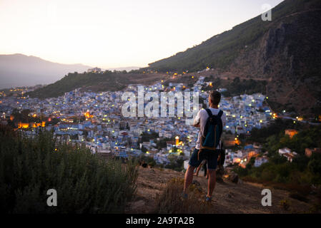 Man photographing la ville de Chaouen Banque D'Images