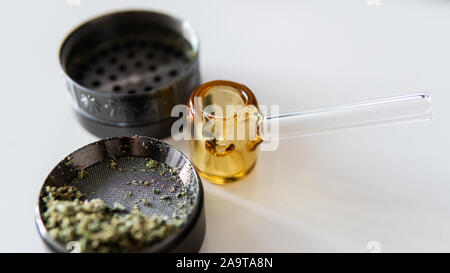 Pipe en verre et les bourgeons de marijuana close-up. Banque D'Images