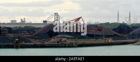 AJAXNETPHOTO. 2019. DUNKERQUE, FRANCE. - Le CHARBON DUMP - MONTAGNES DE CHARBON À LA MER-MER EN VRAC INSTALLATION INVESTIR SUR LE CÔTÉ OUEST DES DOCKS.PHOTO:JONATHAN EASTLAND/AJAX REF:GX8  20922 191510 Banque D'Images