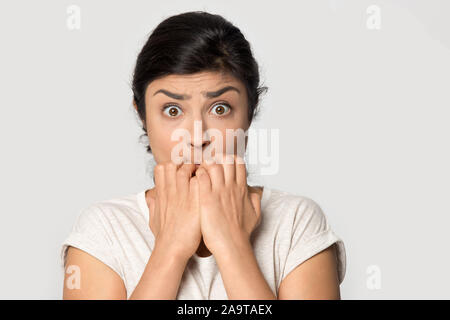 Head shot peur nerveux Indian girl biting nails, sentant la peur Banque D'Images