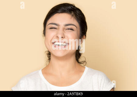 Head shot portrait heureux belle fille indienne avec sourire en santé Banque D'Images