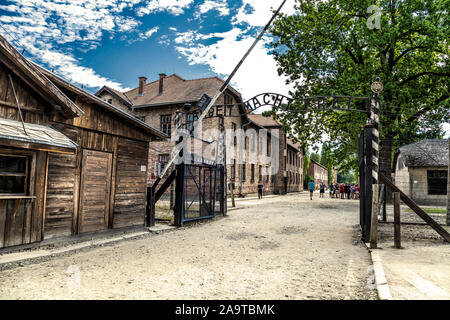 Porte d'entrée avec devise 'Arbeit macht frei' en haut à Auschwitz I, le camp de concentration de Pologne Banque D'Images