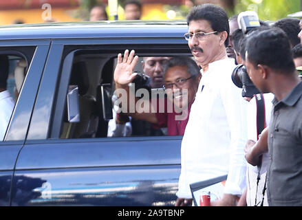 Colombo, Sri Lanka. 16 Nov, 2019. La Présidente du Sri Lanka élu GOTABAYA RAJAPAKSA vagues aux partisans qu'il quitte le bureau de la commission électorale. Credit : Pradeep Dambarage/ZUMA/Alamy Fil Live News Banque D'Images