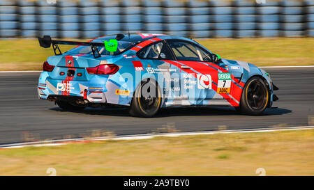 Oschersleben, Allemagne, le 27 avril 2019 : Marius Zug conduisant la BMW M4 GT4 au cours de l'ADAC GT4 au Motorsport Arena. Banque D'Images