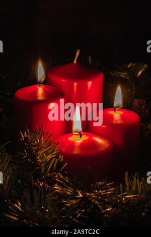 Décoration de Noël Noël avec trois bougies pour la troisième semaine de l'Avent, selective focus Banque D'Images