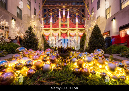 Décorations de Noël du Rockefeller Center Plaza avec vue sur Saks Fifth Avenue vacances lumière afficher. Manhattan, New York City, NY Banque D'Images