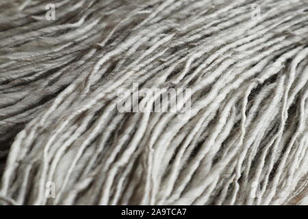 Débordant de fil de laine filées texturé texturé, ce thread est parfait pour les chandails de tricot ou le tissage en couvertures chaudes. Banque D'Images