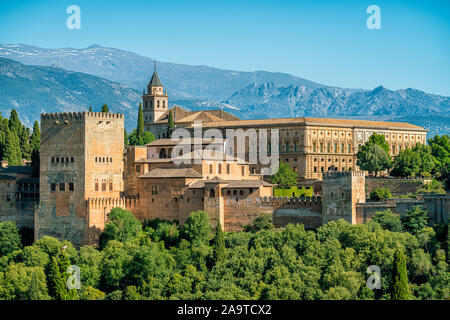 Vue panoramique sur le Palais de l'Alhambra à Grenade comme vu du Mirador San Nicolas. L'Andalousie, espagne. Banque D'Images