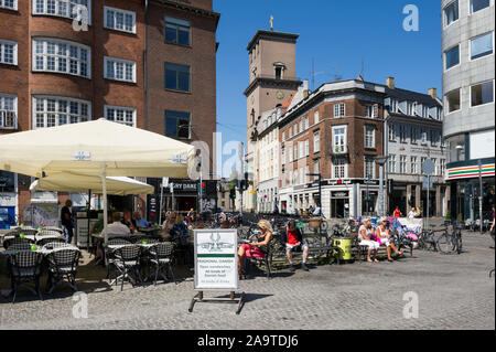 Les gens de restaurants en plein air Gammel Torv Square, Copenhague, Danemark Banque D'Images