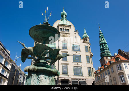 La cigogne fontaine à Amagertorv Square, Copenhague, Danemark Banque D'Images