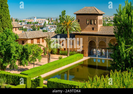 Avec vue panoramique sur le Palais de l'Alhambra et l'Albaicin de Grenade. L'Andalousie, espagne. Banque D'Images