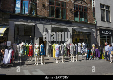 Rangées de mannequins féminins vêtements entièrement sur l'affichage dans la rue devant une boutique à Copenhague, Danemark Banque D'Images