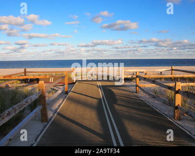 Lever du soleil de l'Atlantique au large de la côte de Ocean Beach, New Jersey. Un ciel rouge typique ' en matin, marin prendre avertissement" le lever du soleil. Banque D'Images