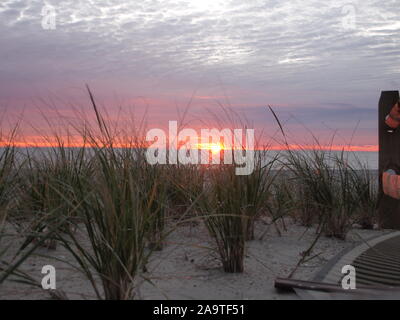 Lever du soleil de l'Atlantique au large de la côte de Ocean Beach, New Jersey. Un ciel rouge typique ' en matin, marin prendre avertissement" le lever du soleil. Banque D'Images