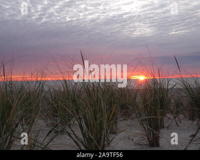 Lever du soleil de l'Atlantique au large de la côte de Ocean Beach, New Jersey. Un ciel rouge typique ' en matin, marin prendre avertissement" le lever du soleil. Banque D'Images