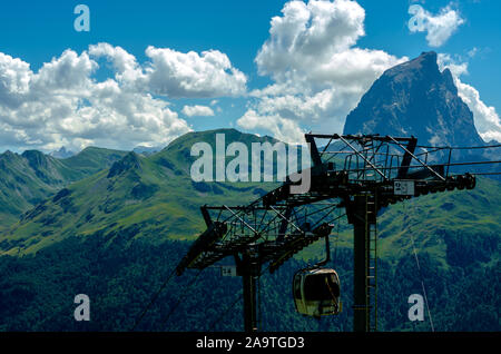 Paysage spectaculaire magnifiquement d'un téléphérique passant près du Pic du Midi dans les Pyrénées, France Banque D'Images