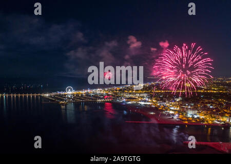 D'artifice sur front de mer à Rimini pendant la Notte Rosa 'Événement' Banque D'Images